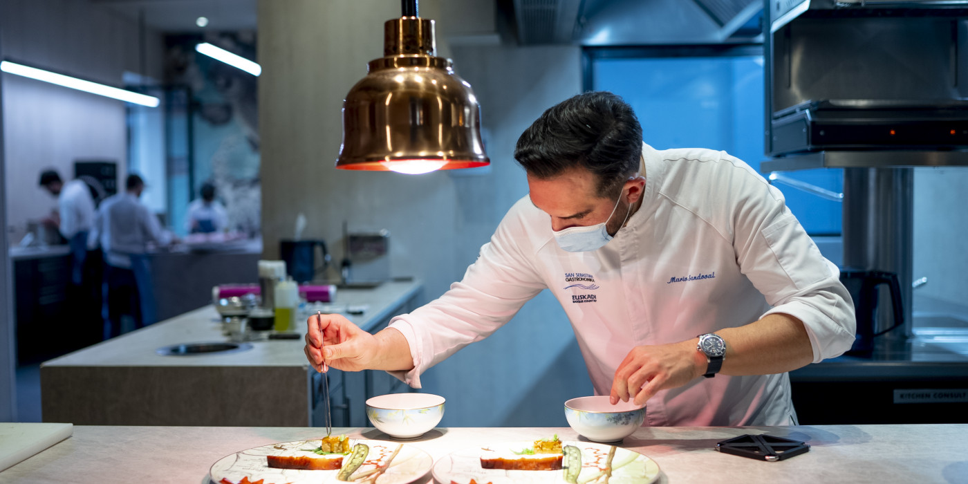 El chef Mario Sandoval cocinando en el Restaurante Coque