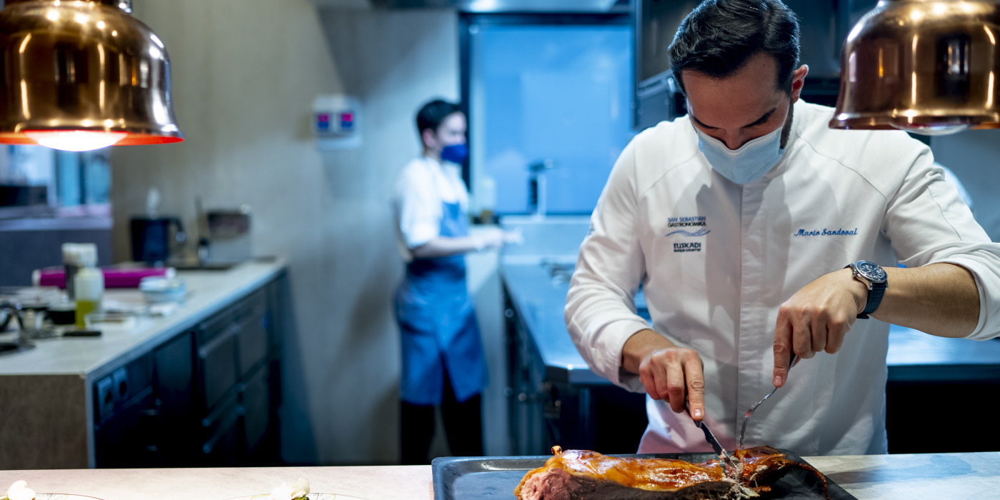 El chef Mario Sandoval cocinando cochinillo