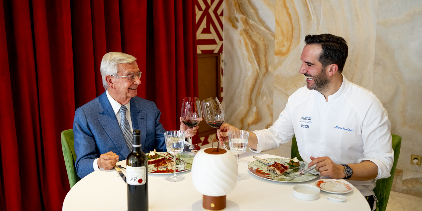 El chef Mario Sandoval brindando con Rafael Ansón