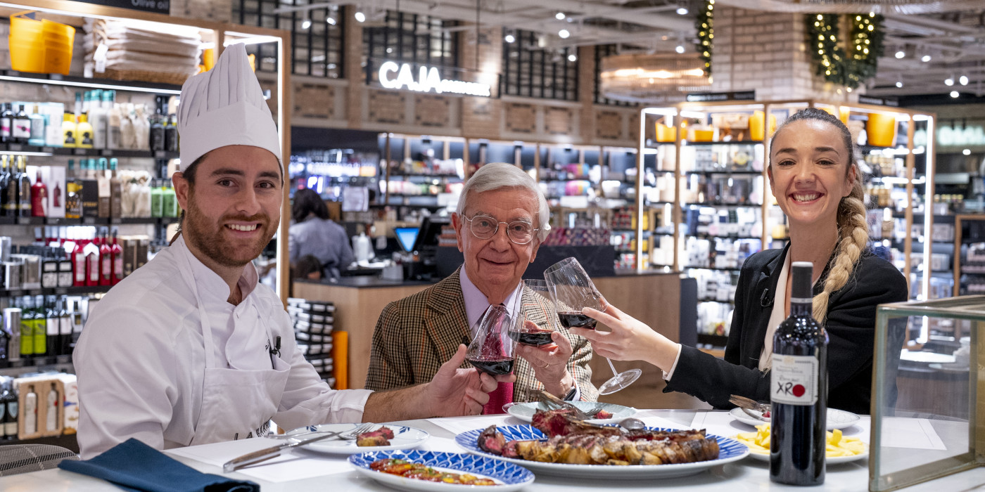 Rafael Ansón con el chef y la jefa de sala de La Barra del Gourmet